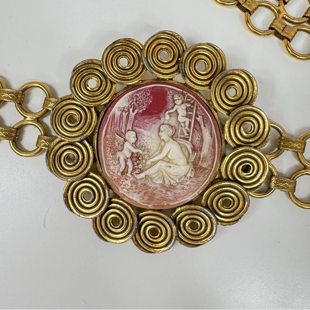 Vintage Victorian Revival Cameo Medallion Carved Resin Chain Belt Gold‎ Pink